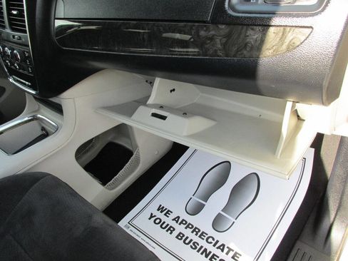Used 2013 Dodge Grand Caravan SXT FWD image 40