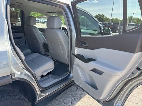 Used 2023 GMC Acadia SLT w/ Technology Package FWD image 10