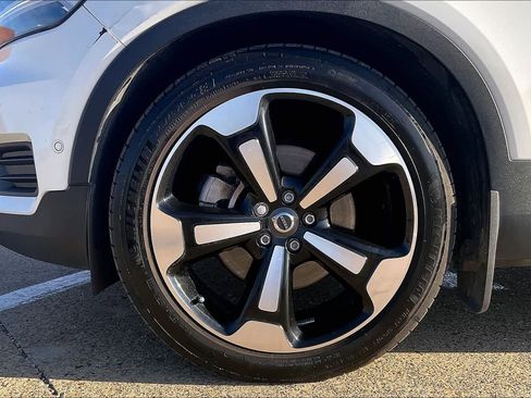 Used 2019 Volvo XC40 T5 Momentum image 8