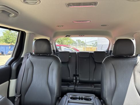 Used 2024 Kia Carnival EX FWD image 17