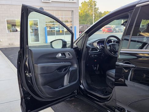 Used 2025 Chrysler Pacifica Select FWD image 37
