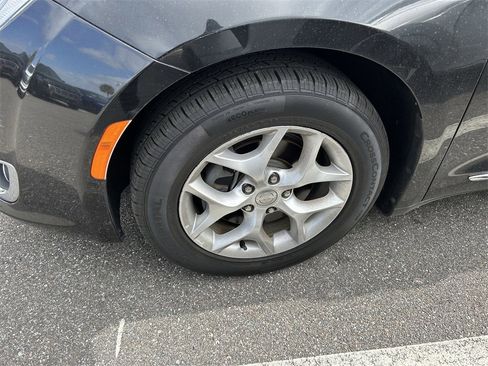 Used 2017 Chrysler Pacifica Touring-L Plus w/ Advanced Safetytec Group image 10