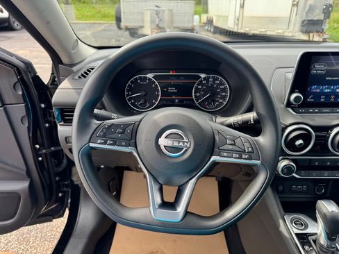 Used 2025 Nissan Sentra SV FWD image 12