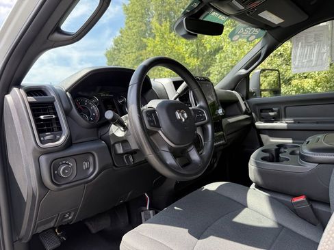 Used 2024 RAM 3500 Tradesman w/ Chrome Appearance Group image 19