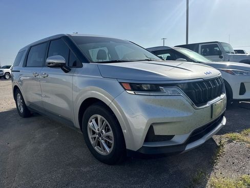Used 2023 Kia Carnival LX FWD image 3