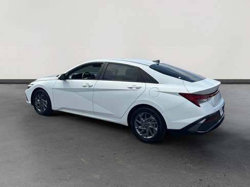 Used 2024 Hyundai Elantra Blue FWD image 3