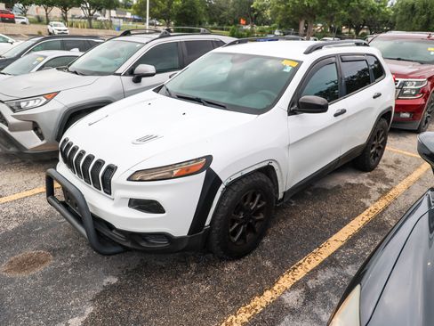 Used 2017 Jeep Cherokee Sport FWD image 3