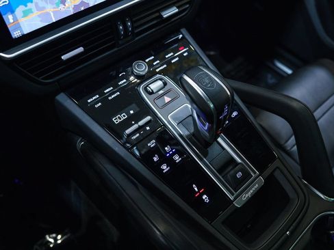 Used 2020 Porsche Cayenne Turbo AWD/4WD image 35