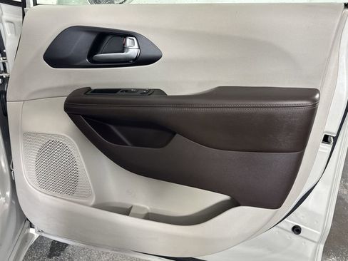 Used 2020 Chrysler Pacifica Touring-L w/ Tire & Wheel Group image 34