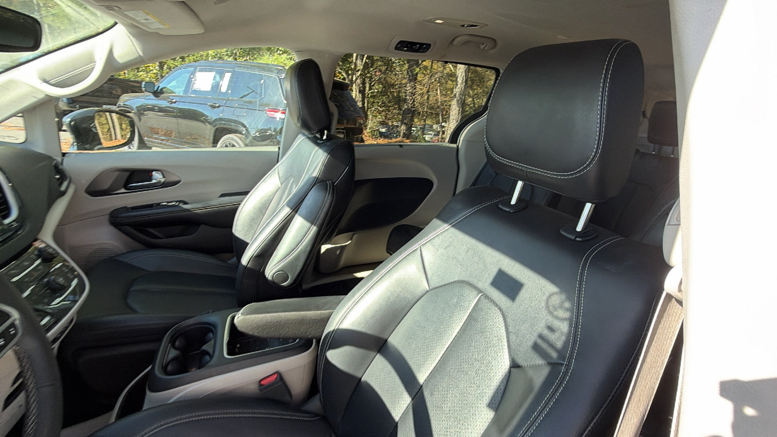 Used 2024 Chrysler Pacifica Touring-L FWD image 17