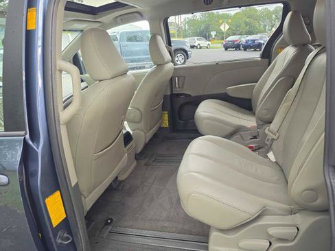 Used 2014 Toyota Sienna XLE FWD image 12