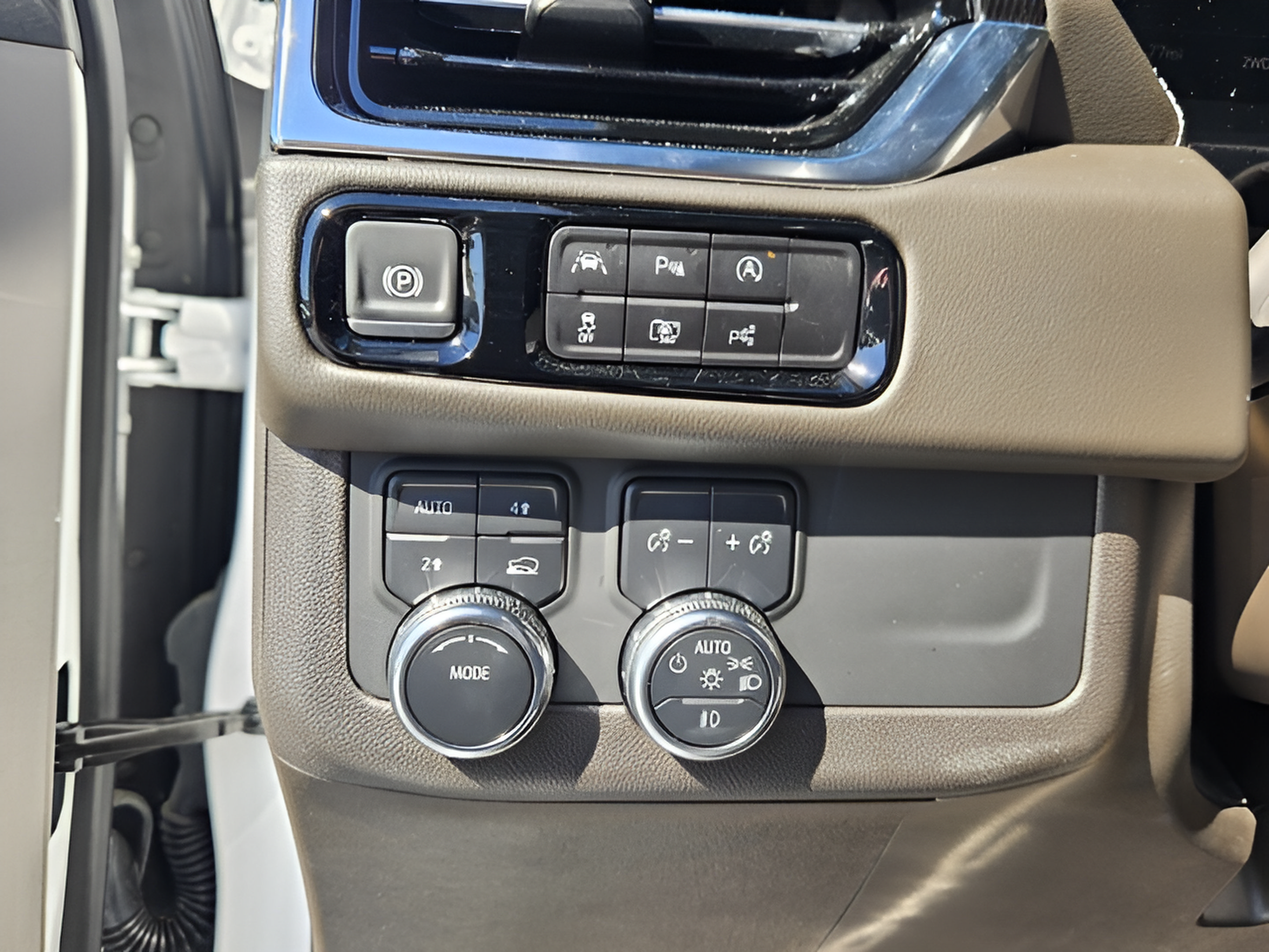 Used 2025 GMC Yukon Elevation AWD/4WD image 16
