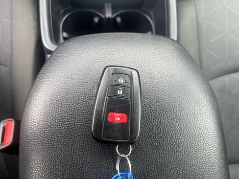 Used 2025 Toyota RAV4 XLE AWD/4WD image 32