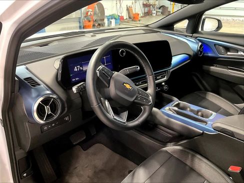 Used 2025 Chevrolet Equinox EV LT w/ Convenience Package image 8