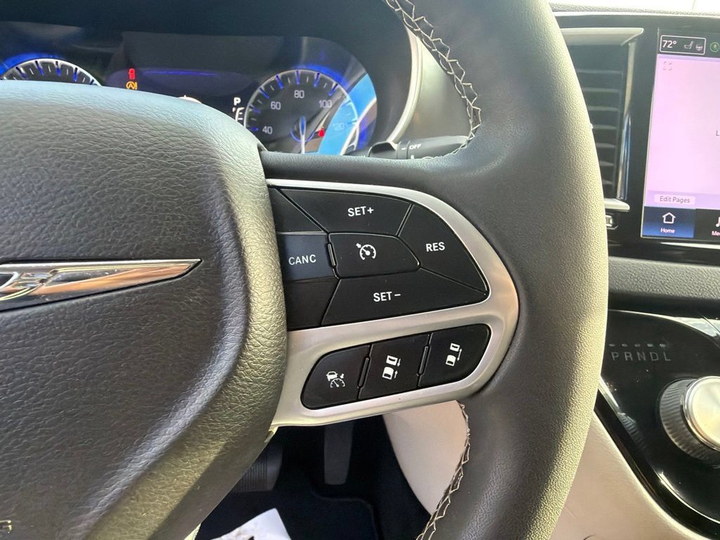Used 2022 Chrysler Pacifica Touring-L FWD image 23