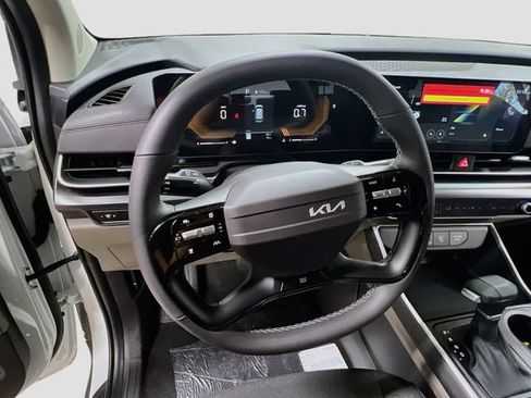 New 2027 Kia Carnival LX FWD image 11