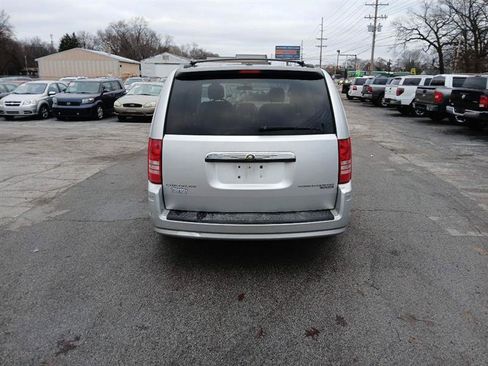 Used 2010 Chrysler Town & Country Touring image 2