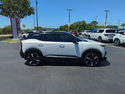 Certified 2025 Nissan Kicks SR FWD image 3