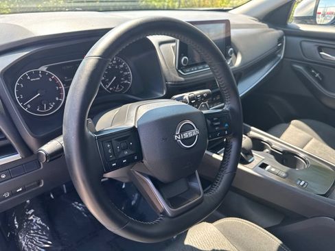 Used 2025 Nissan Rogue SV FWD image 9