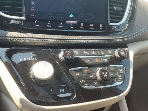 Certified 2022 Chrysler Pacifica Limited FWD image 18