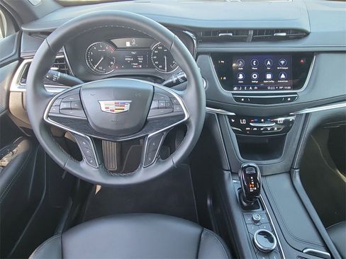 Used 2025 Cadillac XT5 Premium Luxury image 11
