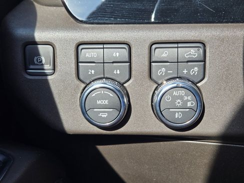 Used 2022 GMC Sierra 1500 SLT w/ SLT Premium Plus Package AWD/4WD image 22