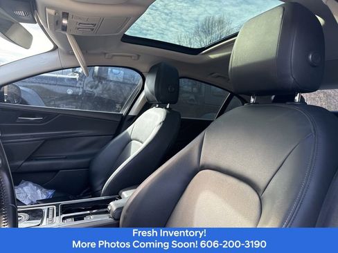 Used 2019 Jaguar XE Premium image 11