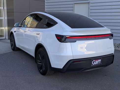 Used 2026 Tesla Model Y Long Range image 5