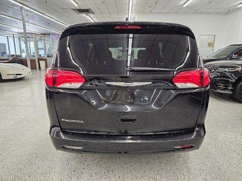 Used 2017 Chrysler Pacifica Touring w/ Tire & Wheel Group image 5