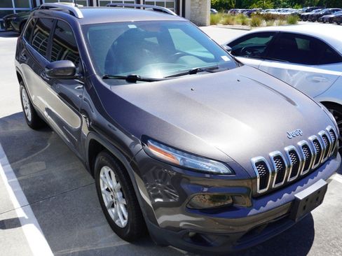 Used 2018 Jeep Cherokee Latitude Plus FWD image 3