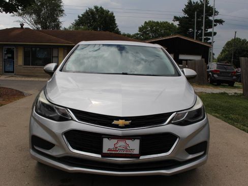 Used 2018 Chevrolet Cruze LT FWD image 3
