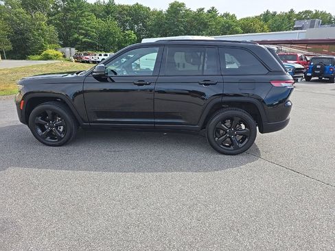 Certified 2025 Jeep Grand Cherokee Altitude image 4