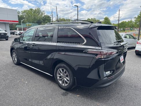 Used 2024 Toyota Sienna LE AWD/4WD image 7