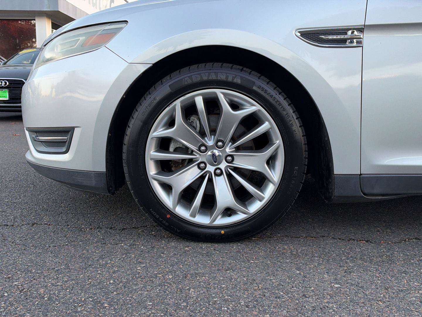 Used 2014 Ford Taurus Limited FWD image 9
