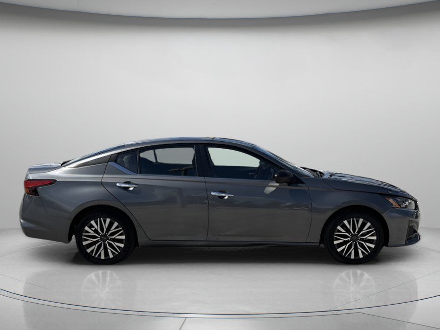 Used 2024 Nissan Altima 2.5 SV FWD image 2