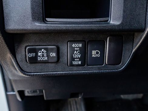 Used 2018 Toyota Tacoma TRD Off-Road w/ Technology Package image 17