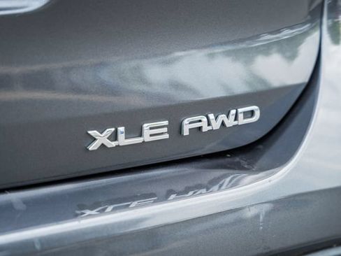 Used 2020 Toyota Highlander XLE AWD/4WD image 8