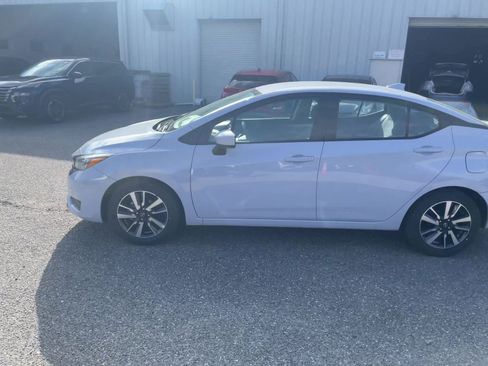 Used 2025 Nissan Versa SV image 9