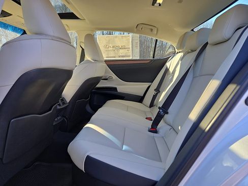 New 2025 Lexus ES 300h w/ Premium Package image 6