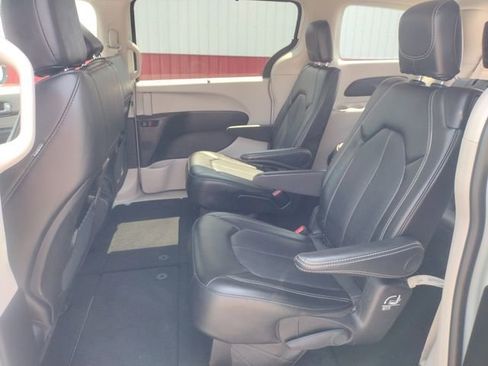 Used 2024 Chrysler Pacifica Touring-L image 26
