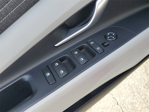 Used 2023 Hyundai Elantra Limited image 22