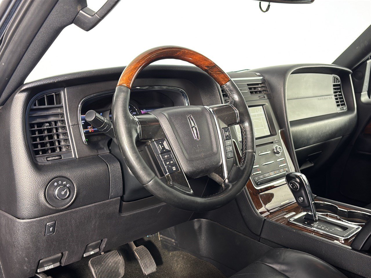 Used 2016 Lincoln Navigator L Select RWD image 4
