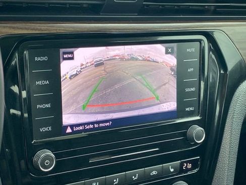 Used 2022 Volkswagen Passat 2.0T image 9