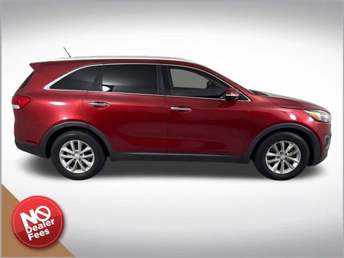 Used 2018 Kia Sorento FWD V6 image 2