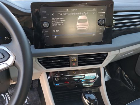 Certified 2025 Volkswagen Jetta SE w/ Sunroof Package image 19