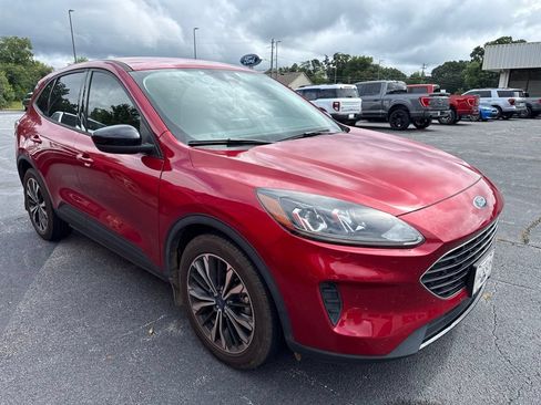Used 2021 Ford Escape SE w/ SE Sport Appearance Package FWD image 2