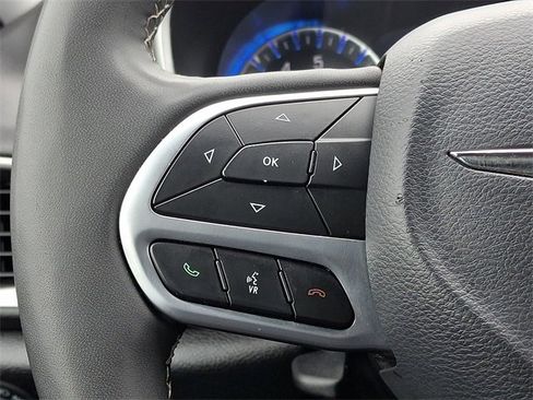 Used 2025 Chrysler Pacifica Select image 20