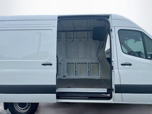 Used 2025 Mercedes-Benz Sprinter 2500 image 16
