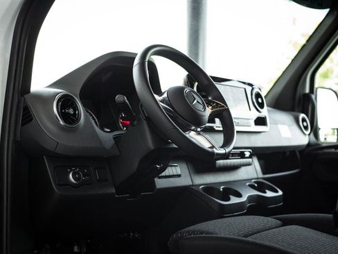 Used 2025 Mercedes-Benz Sprinter 2500 image 7