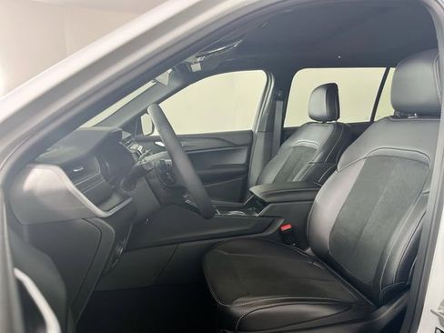 New 2025 Jeep Grand Cherokee L Altitude RWD image 11